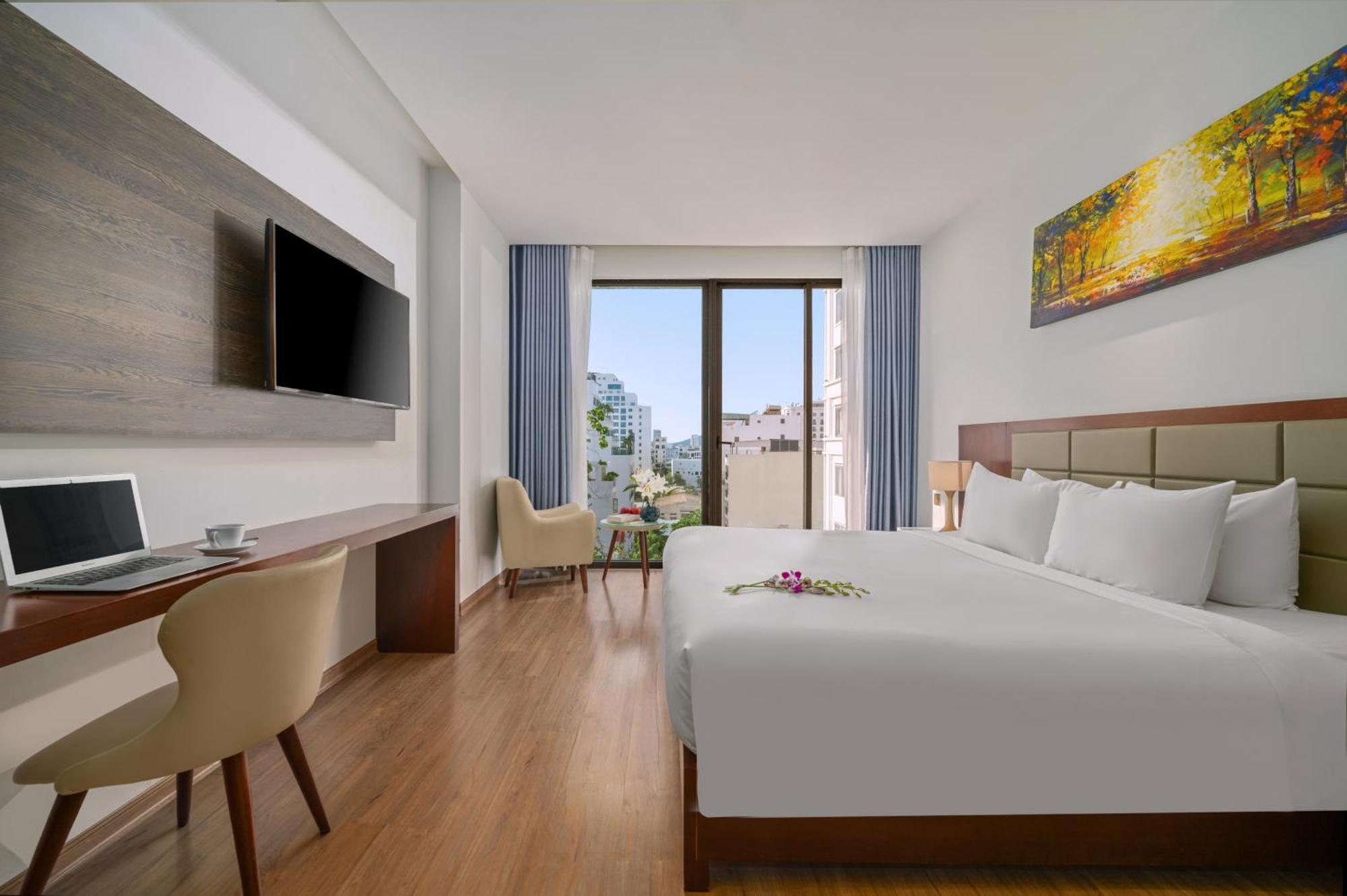 Aria Grand &